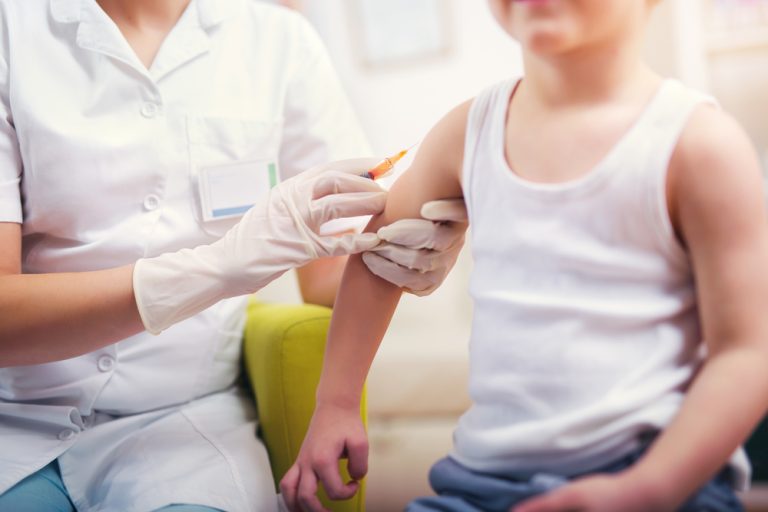 В Україну надійшло 70 000 доз комбінованої вакцини для захисту дітей одразу від п’яти хвороб